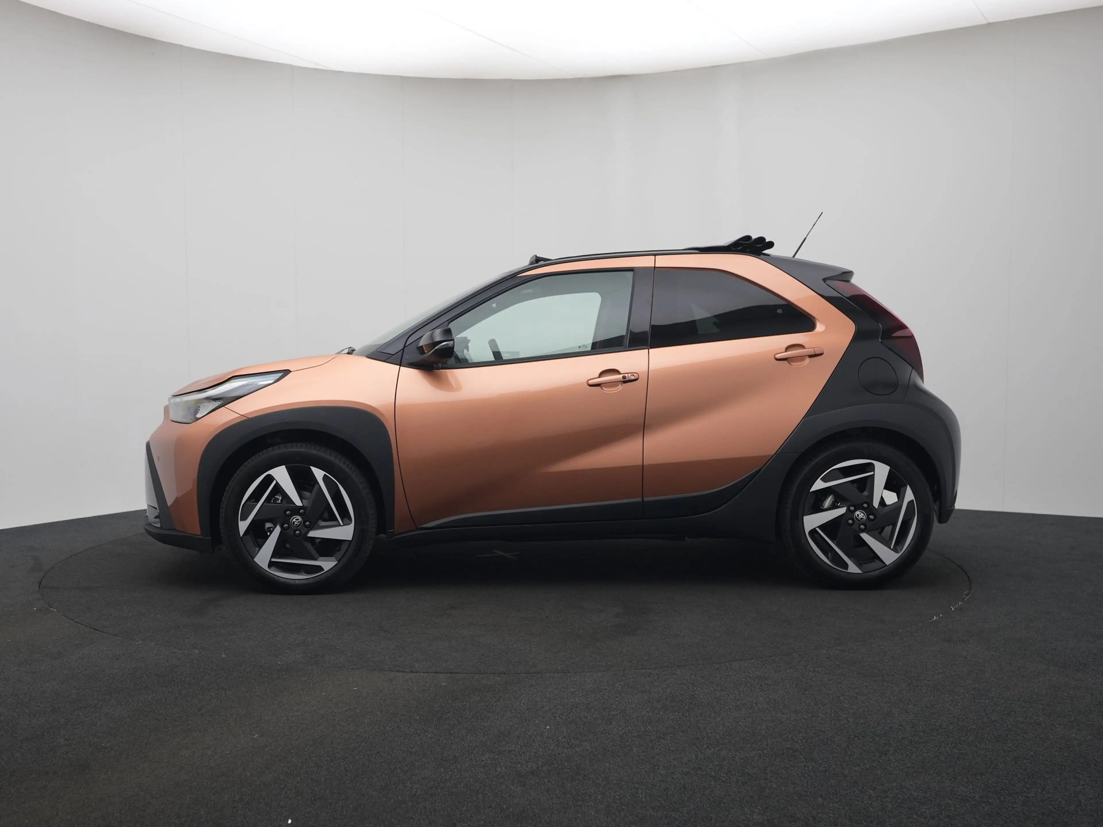 Toyota Aygo X Hybrid 115 PK envy CABRIOLET ||incl. Lounge Pack|| — photo 3