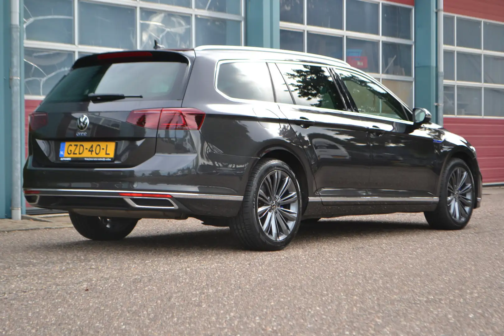 Volkswagen Passat Variant 1.4 TSI PHEV GTE AUTOMAAT Grijs - 2