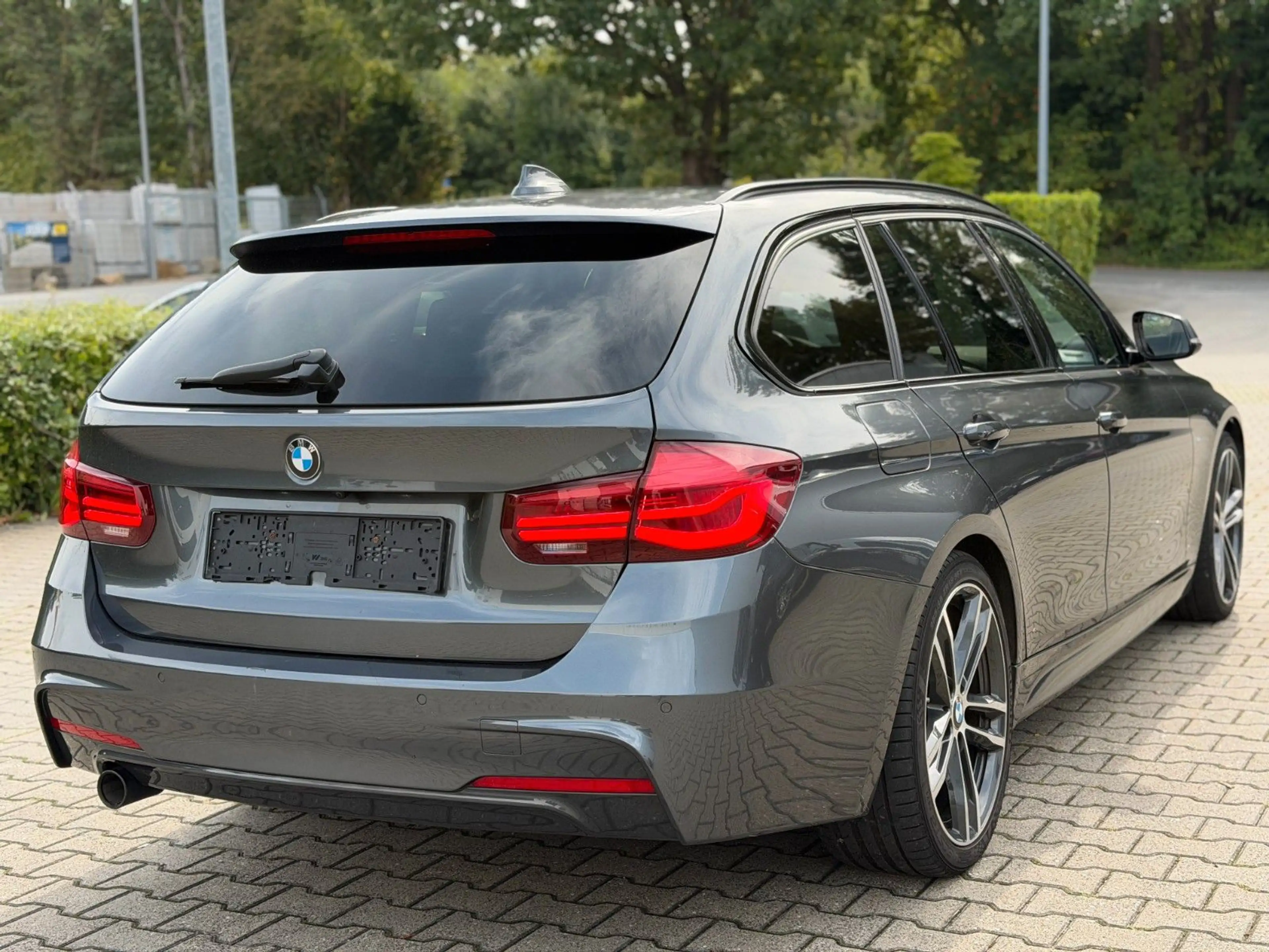 BMW 318 d Touring M Sport Shadow *Kamera*LED* — photo 11