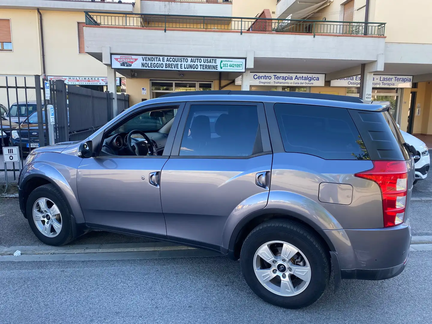 Mahindra XUV500 Disel 7 posti crna - 1