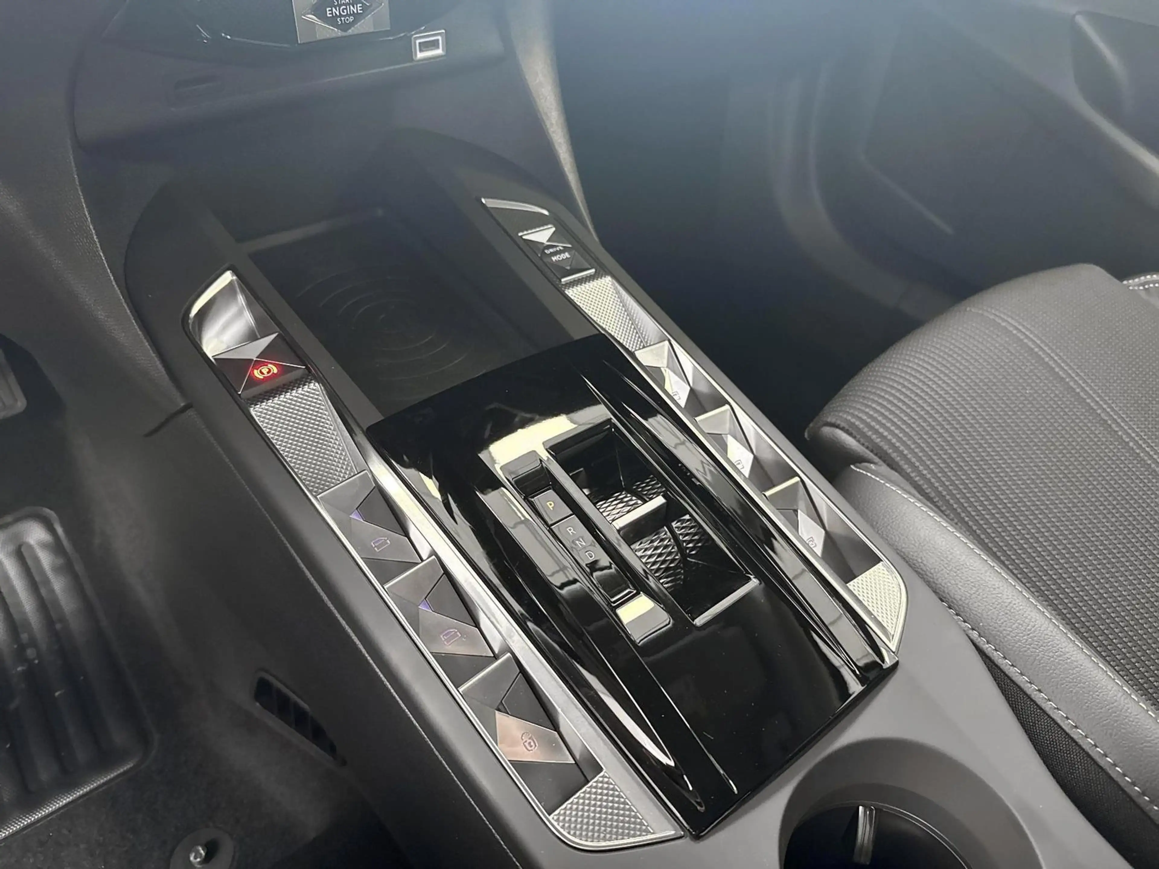 DS Automobiles DS 3 ÉTOILE HYBRID 145PS — photo 11