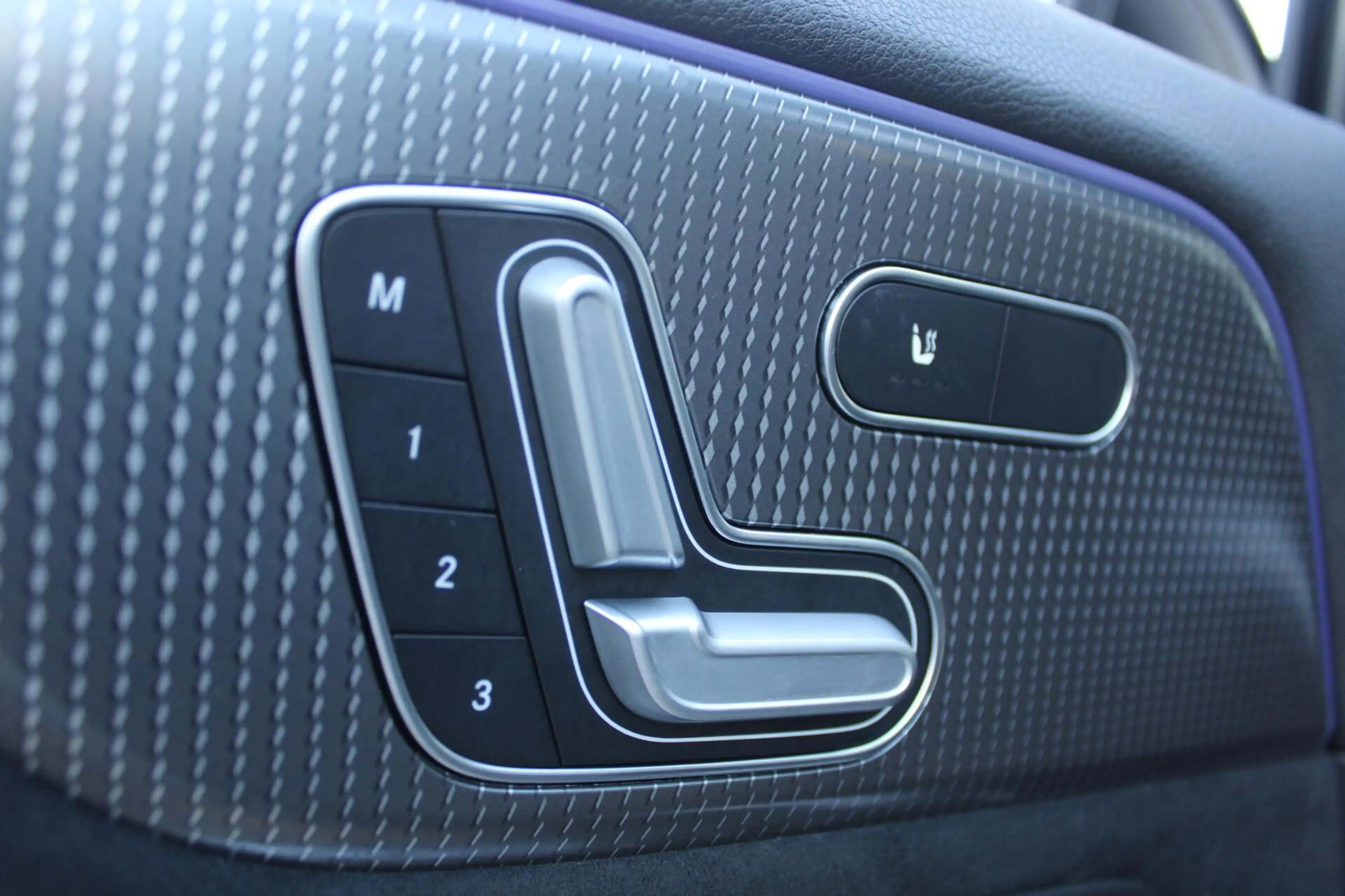 Mercedes-Benz EQA 250 AMG Line 67kWh SOH 93,8% | Pano | Burmester | Head — photo 7