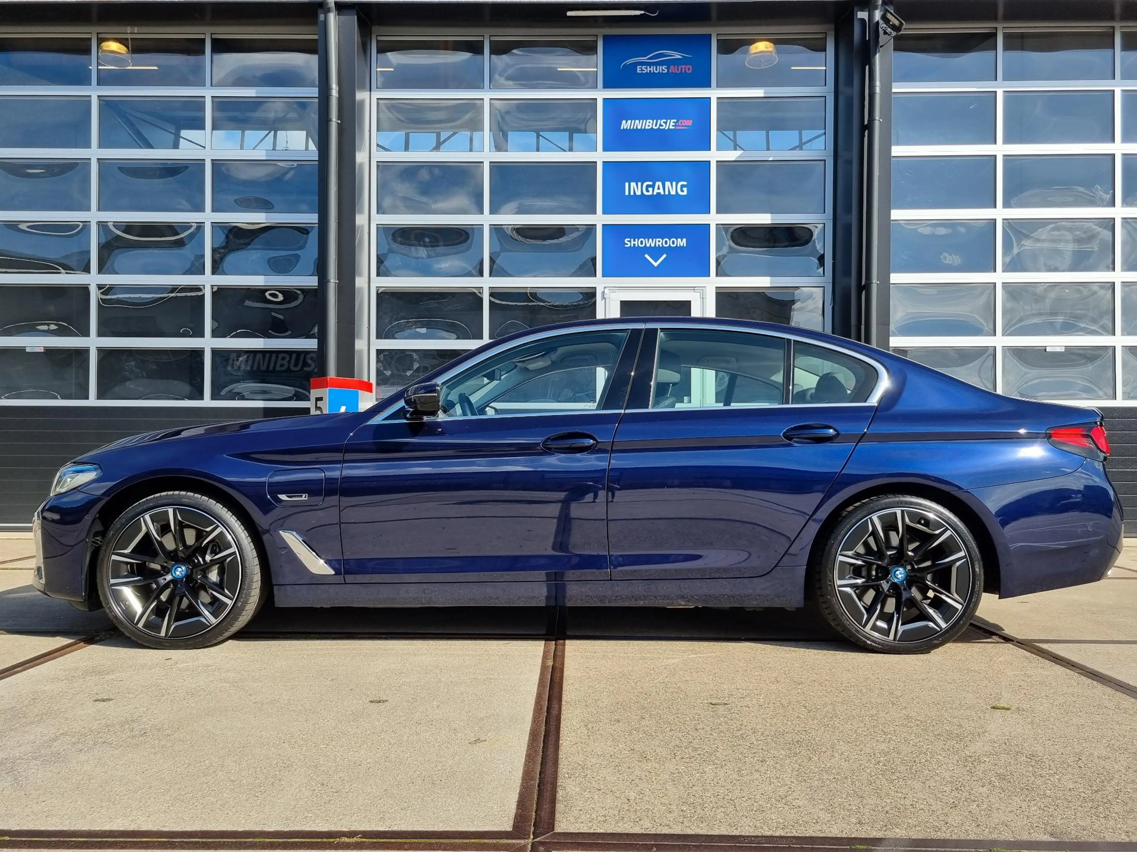 BMW 545 5-serie 545e xDrive 394pk. / Individual Tansanitbl — photo 2