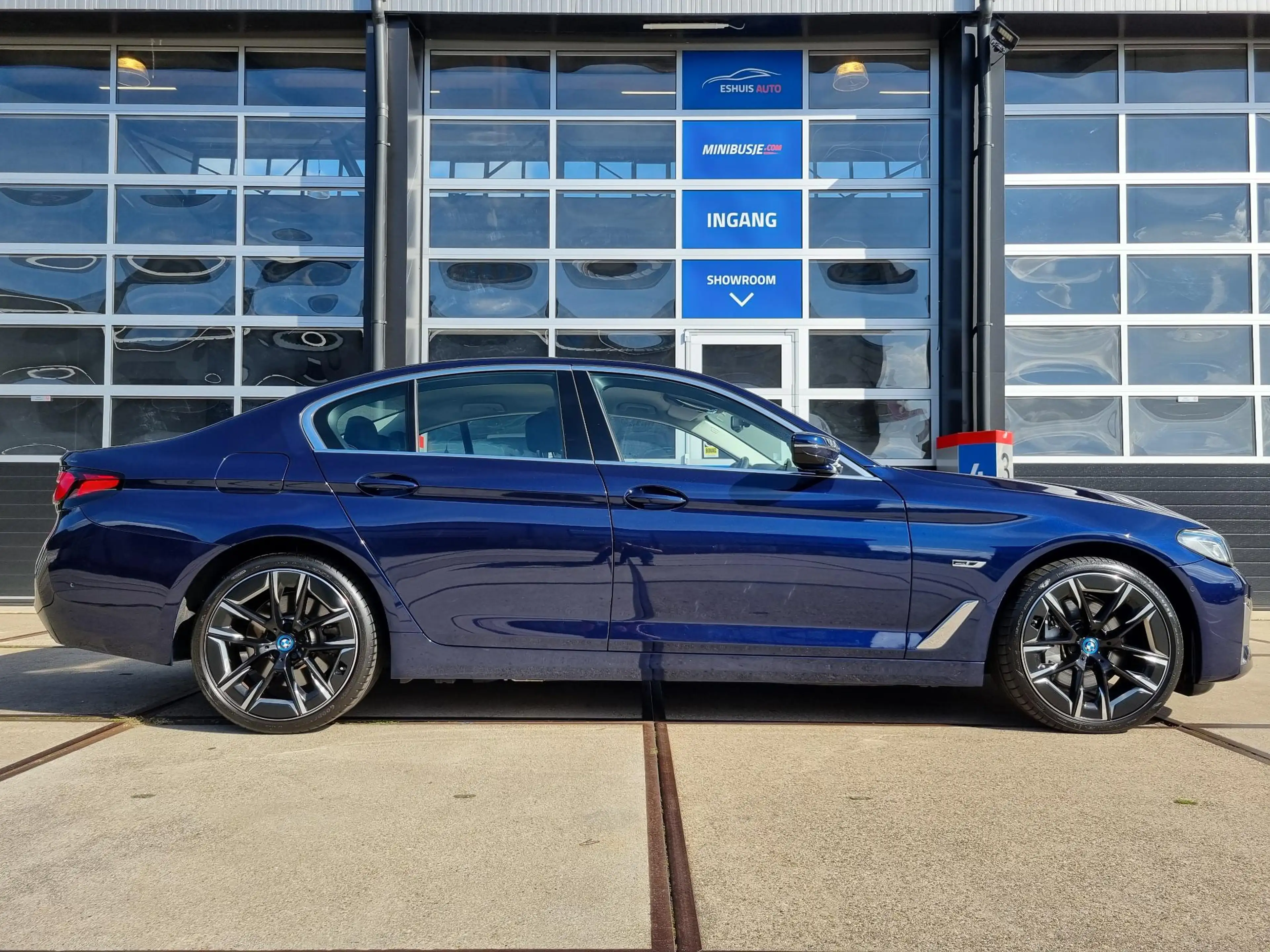 BMW 545 5-serie 545e xDrive 394pk. / Individual Tansanitbl — photo 4