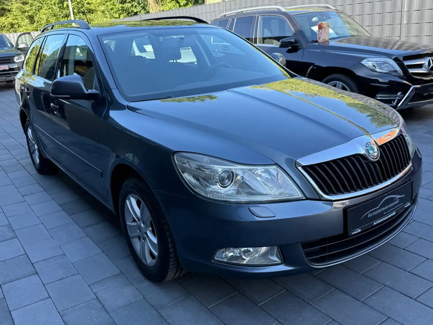 Skoda Octavia Combi 2.0 TDI Elegance 4X4 AHK Gris - 2