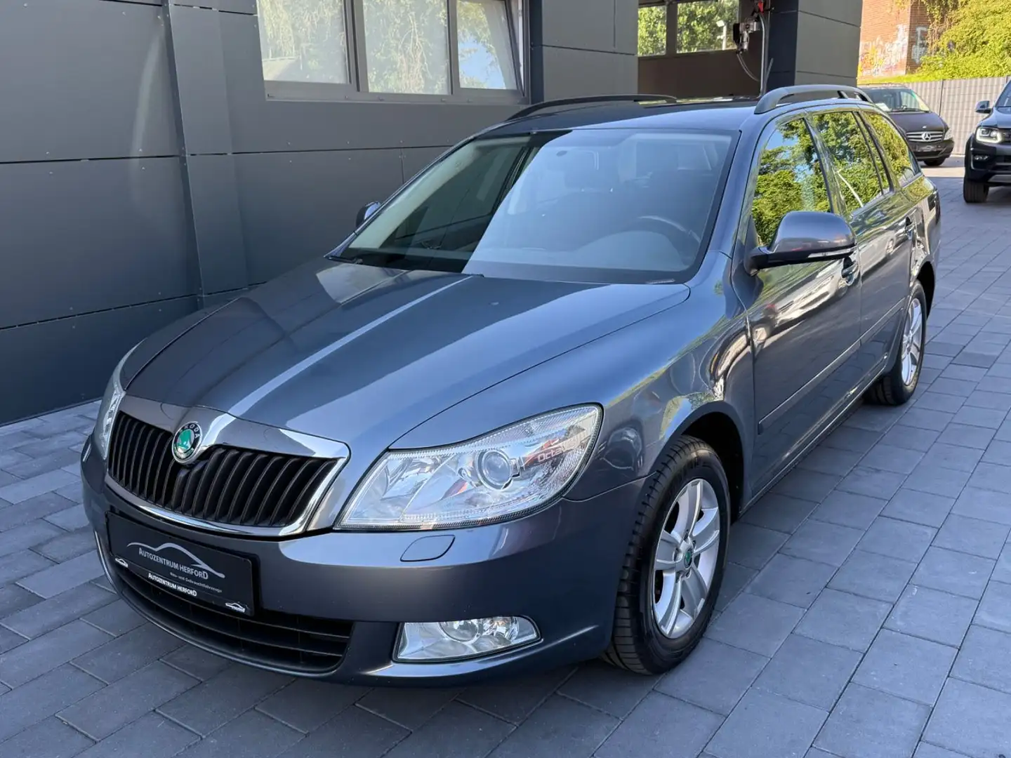 Skoda Octavia Combi 2.0 TDI Elegance 4X4 AHK Gris - 1