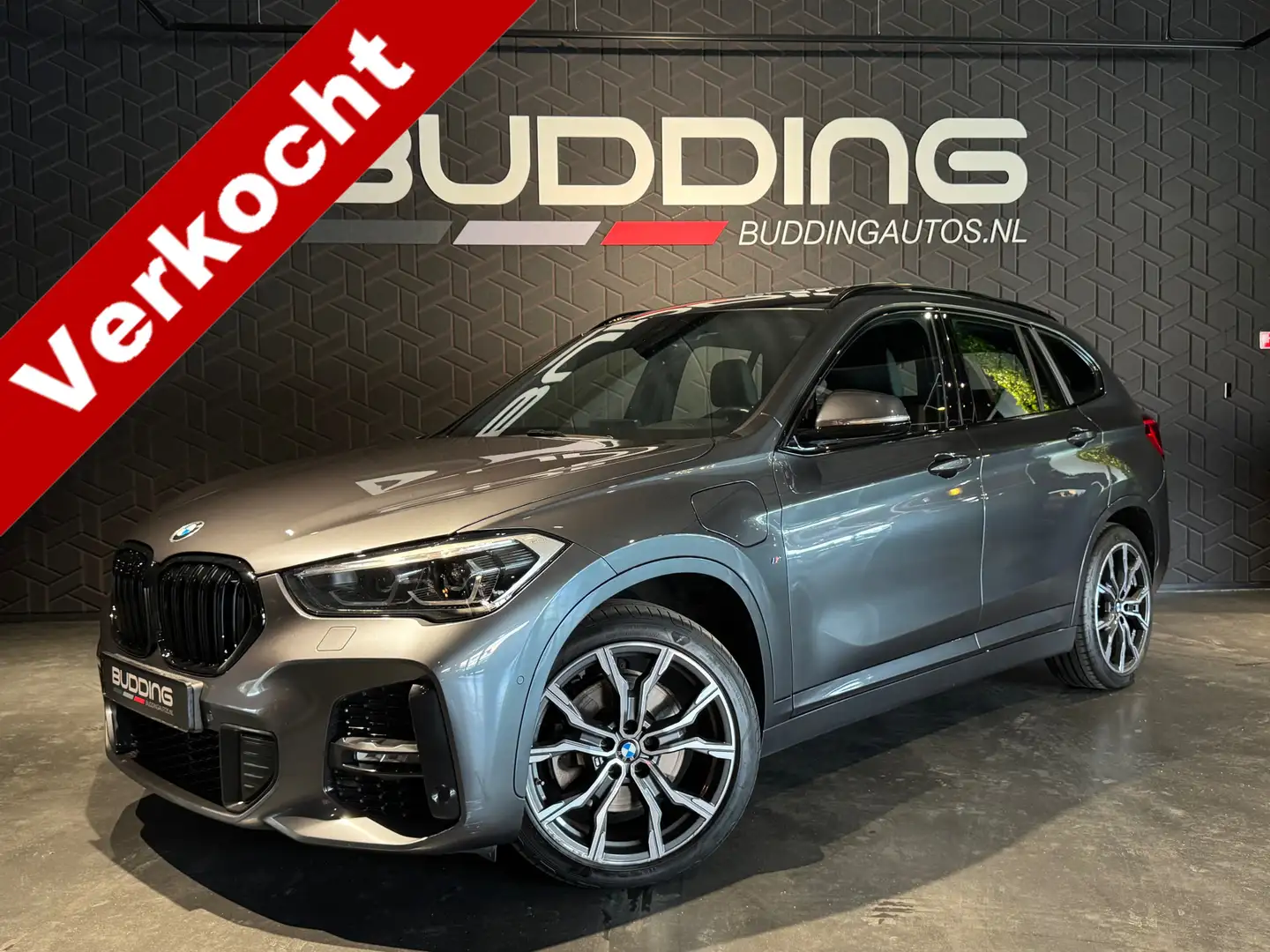 BMW X1 xDrive25e High Exe | Pano | Trekhaak | Adap Cruise Grigio - 1