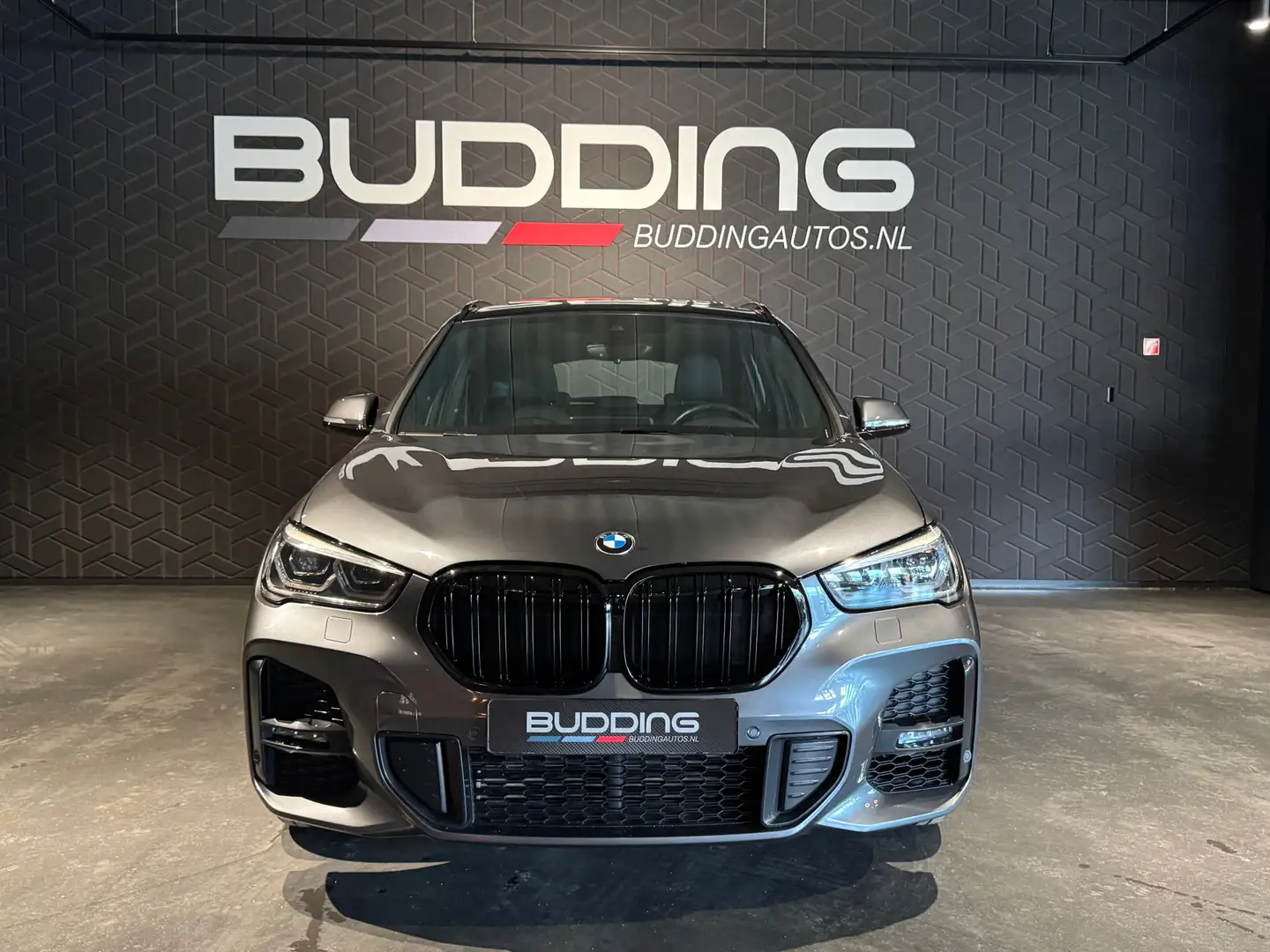 BMW X1 xDrive25e High Exe | Pano | Trekhaak | Adap Cruise Grigio - 2