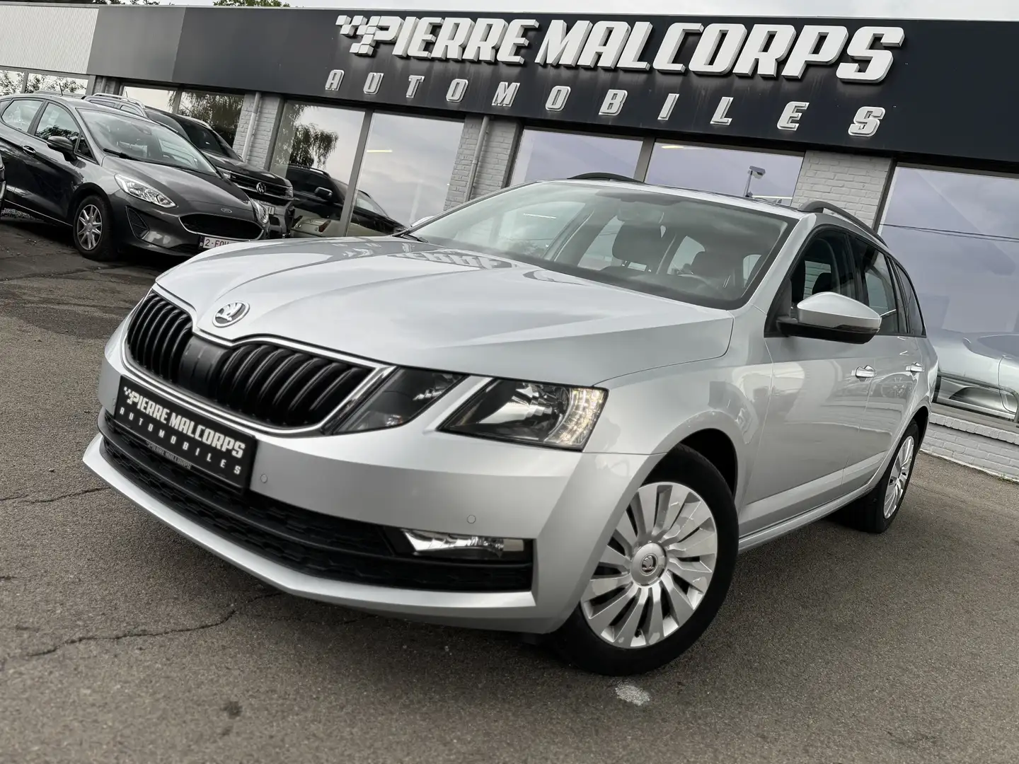 Skoda Octavia SW 1.0 TSI Ambition DSG / GPS / CARPLAY / ATTELAGE Plateado - 1