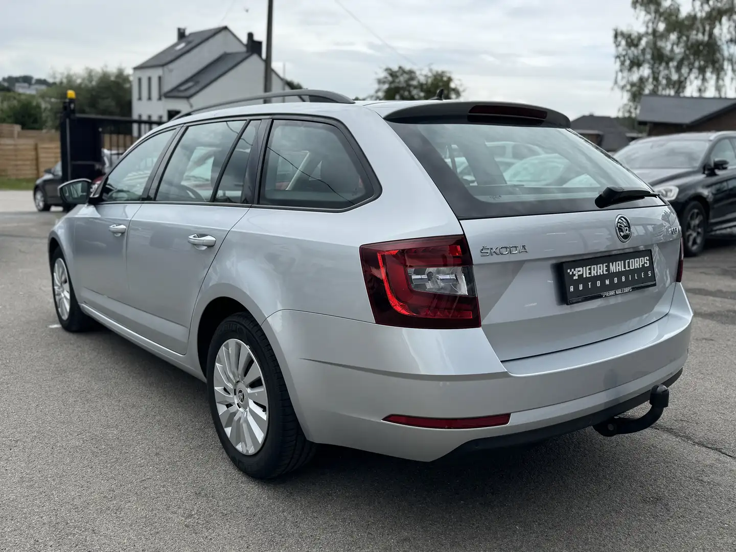 Skoda Octavia SW 1.0 TSI Ambition DSG / GPS / CARPLAY / ATTELAGE Plateado - 2