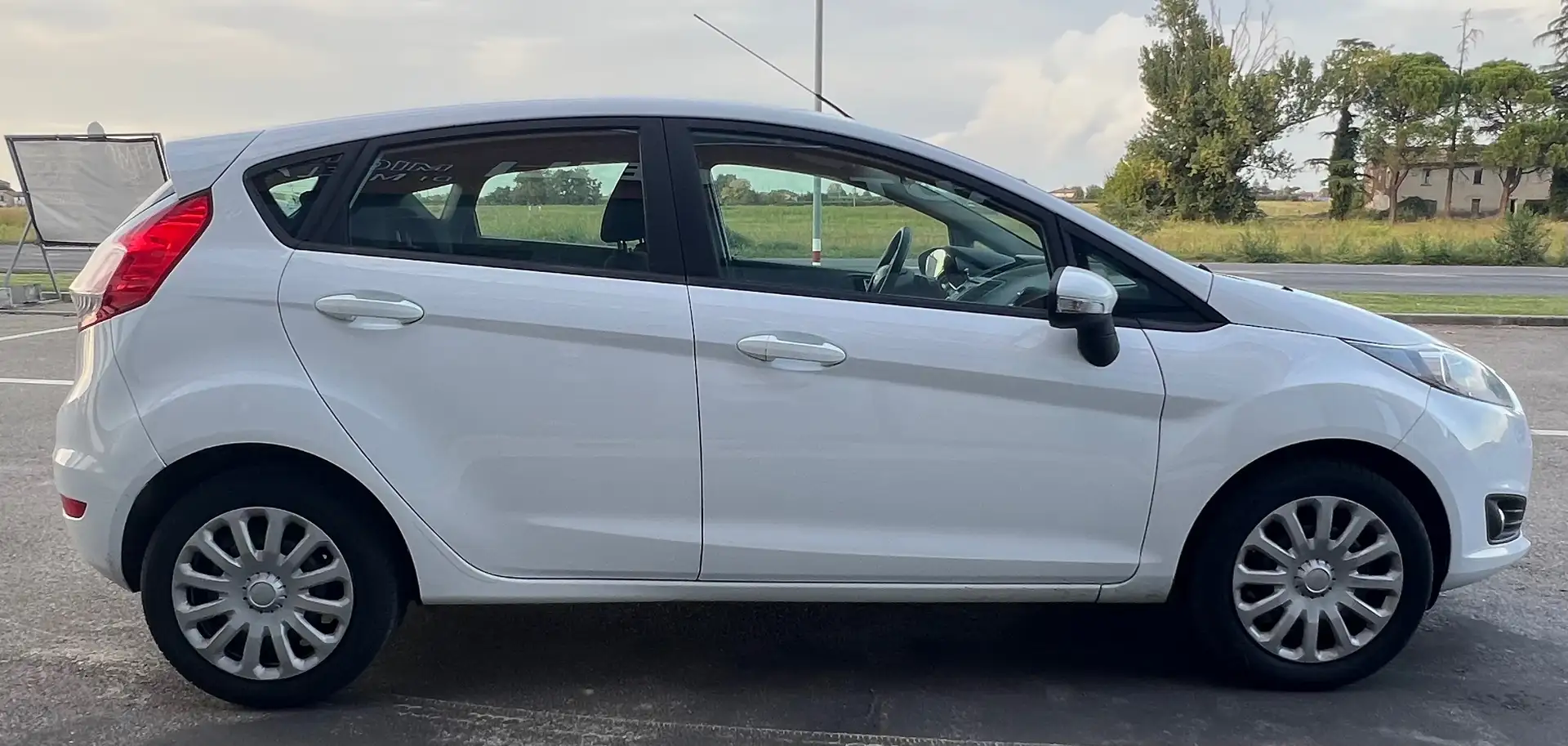 Ford Fiesta Fiesta VI 2013 5p 1.4 Gpl 92 Cv Blanco - 2