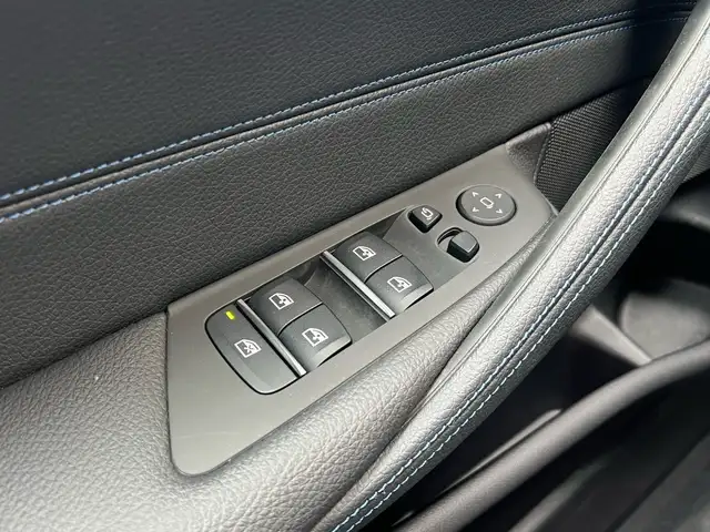 BMW 5 Series view 17