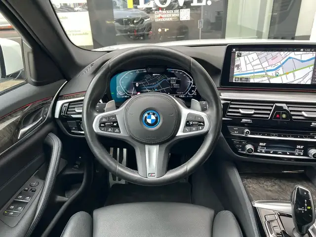 BMW 5 Series view 8