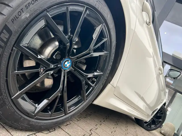BMW 5 Series view 4