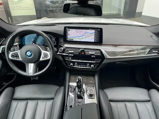 BMW 5 Series view 3