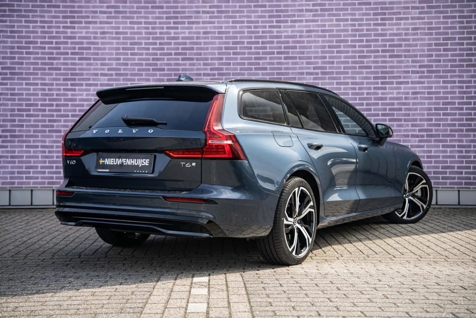 Volvo V60 2.0 T6 Plug-in hybrid AWD Plus Dark UIT VOORRAAD L Modrá - 2