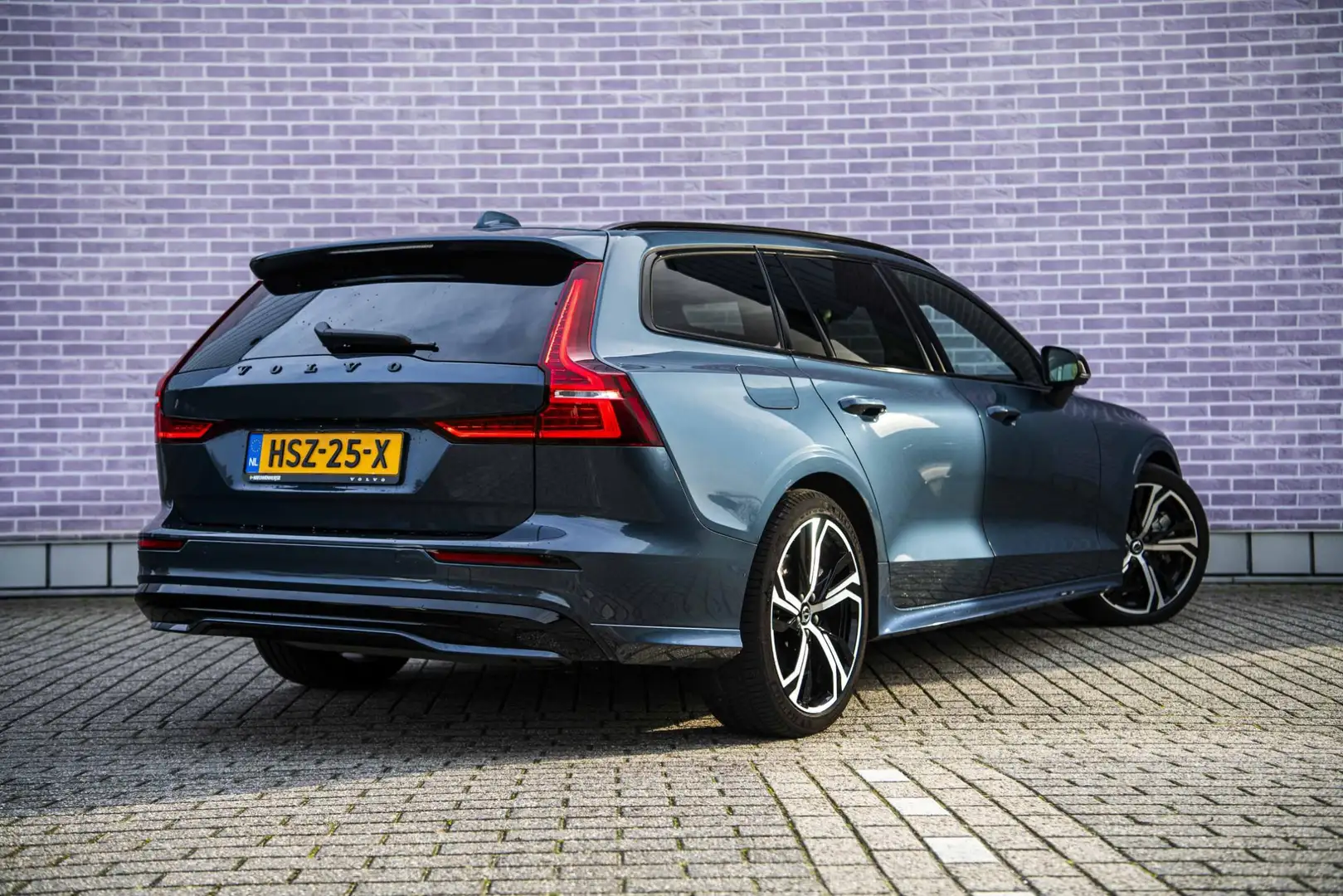Volvo V60 2.0 T6 Plug-in hybrid AWD Plus Dark | Panoramadak Blauw - 2