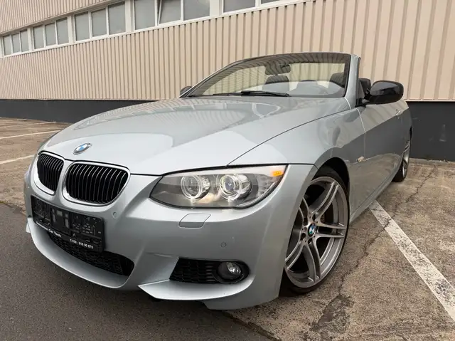 BMW 330 330 i*M PAKET*TOP AUSSTATTUNG*SCHECKHEFT*LED*HARMAN KARDON*NAVI*XENON