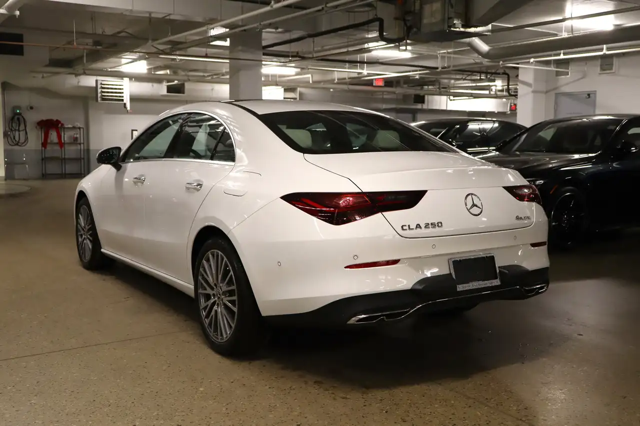 Mercedes-Benz CLA снимка Mercedes-Benz CLA
