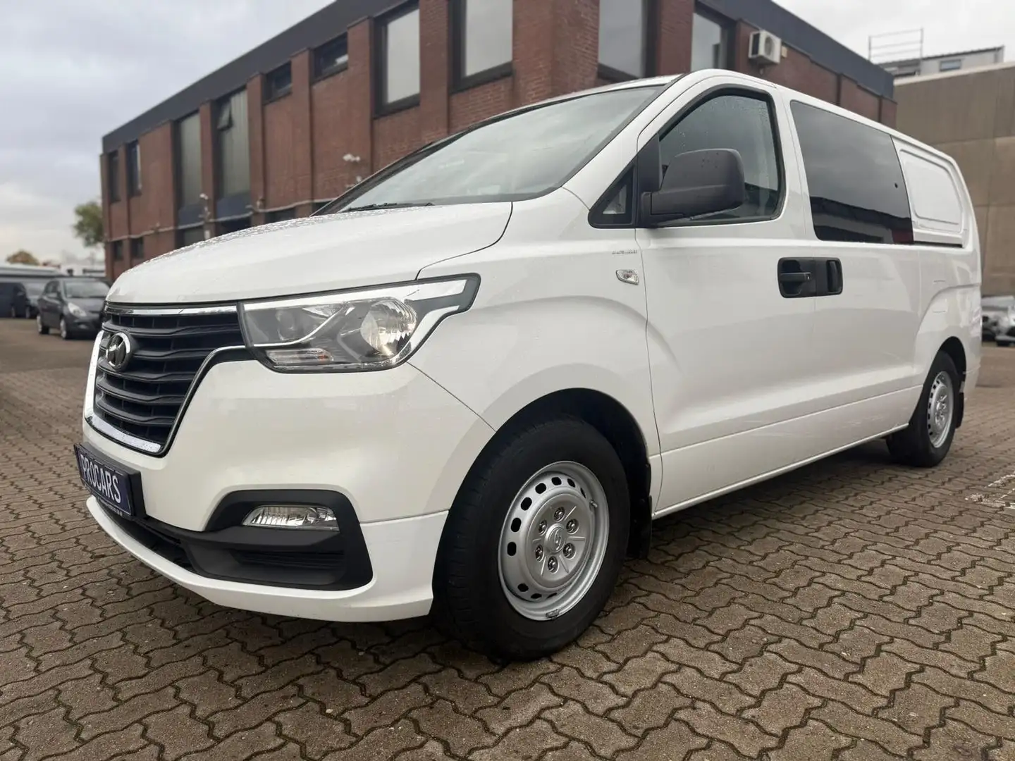 Hyundai H-1 HYUNDAI H 1 teilverglast Profi 6SITZER*AHK*R-CAM Blanc - 2