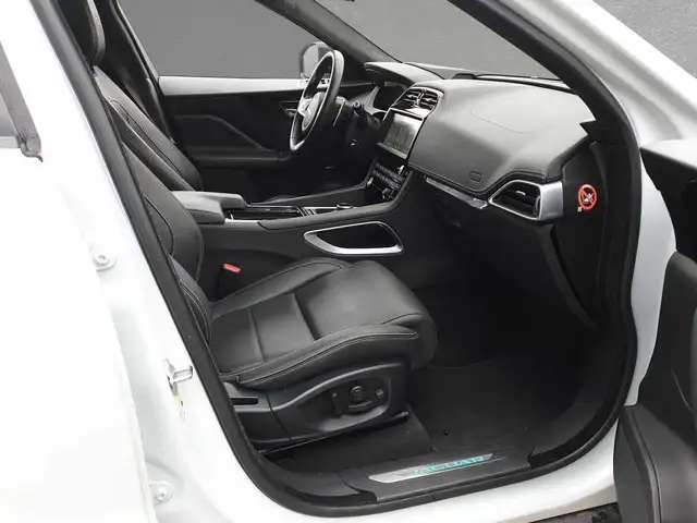 Jaguar F-Pace view 3