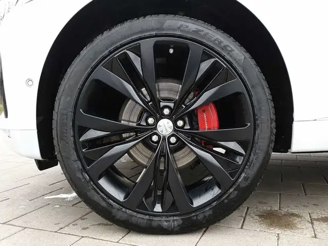 Jaguar F-Pace view 9