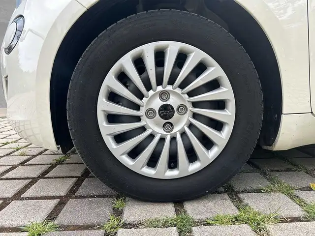 Fiat 500e view 9