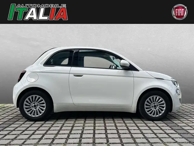 Fiat 500e view 3