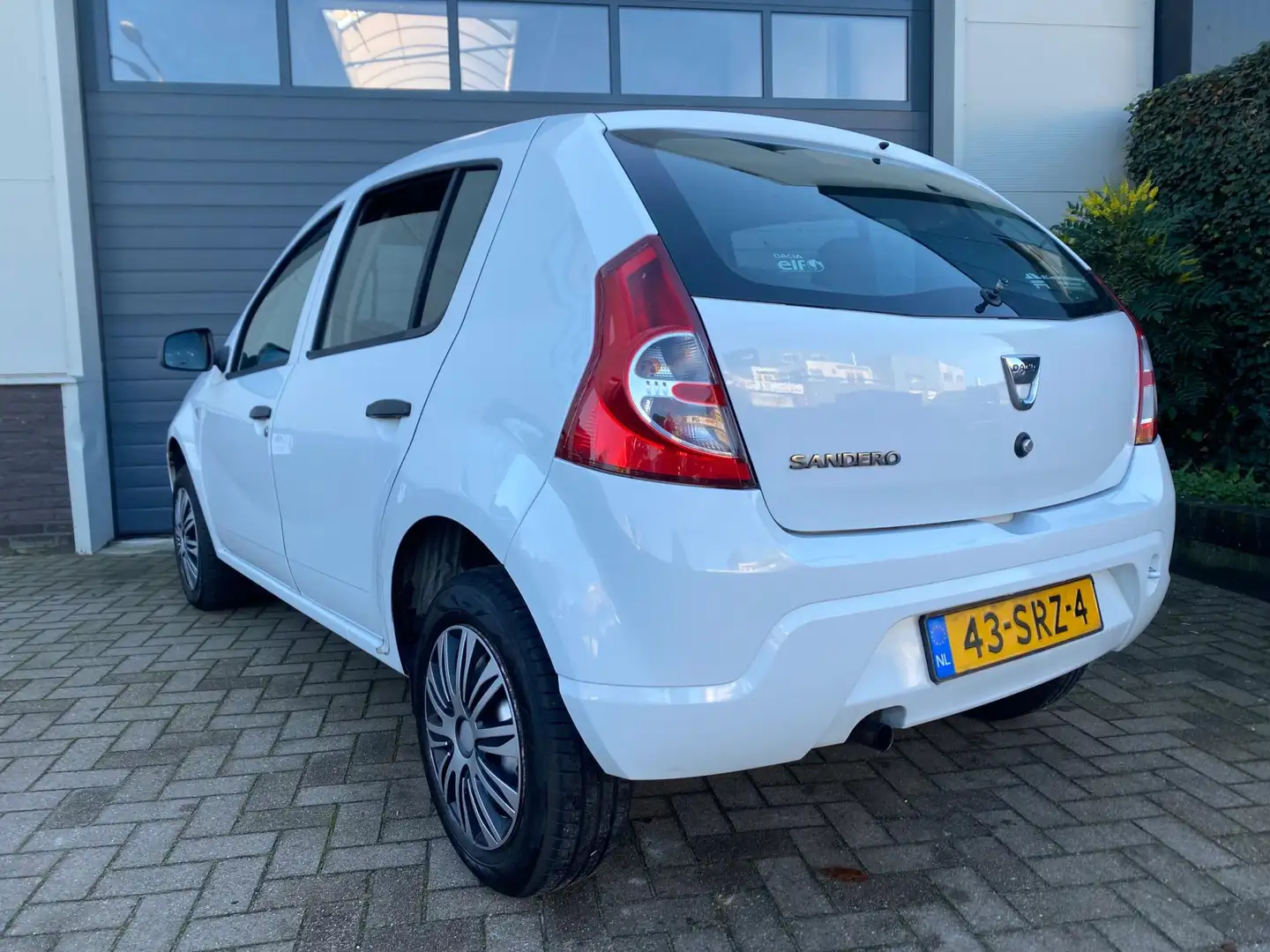 Dacia Sandero 1.2/2e eigenaar/AUX/1jaar Apk /Geen stuurbekrachti Wit - 2