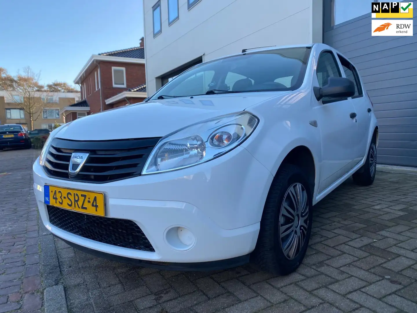 Dacia Sandero 1.2/2e eigenaar/AUX/1jaar Apk /Geen stuurbekrachti Wit - 1