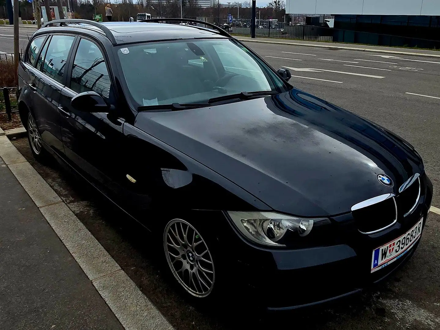 BMW 318 318d Touring Österreich Paket Schwarz - 2