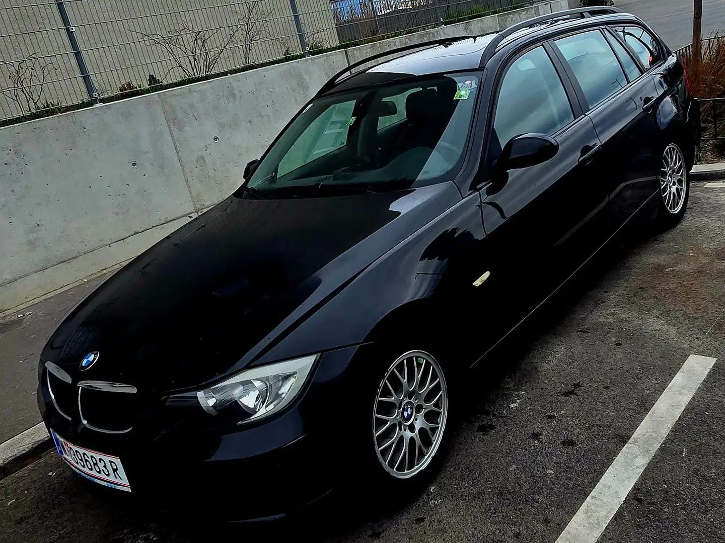 BMW 318 318d Touring Österreich Paket Schwarz - 1