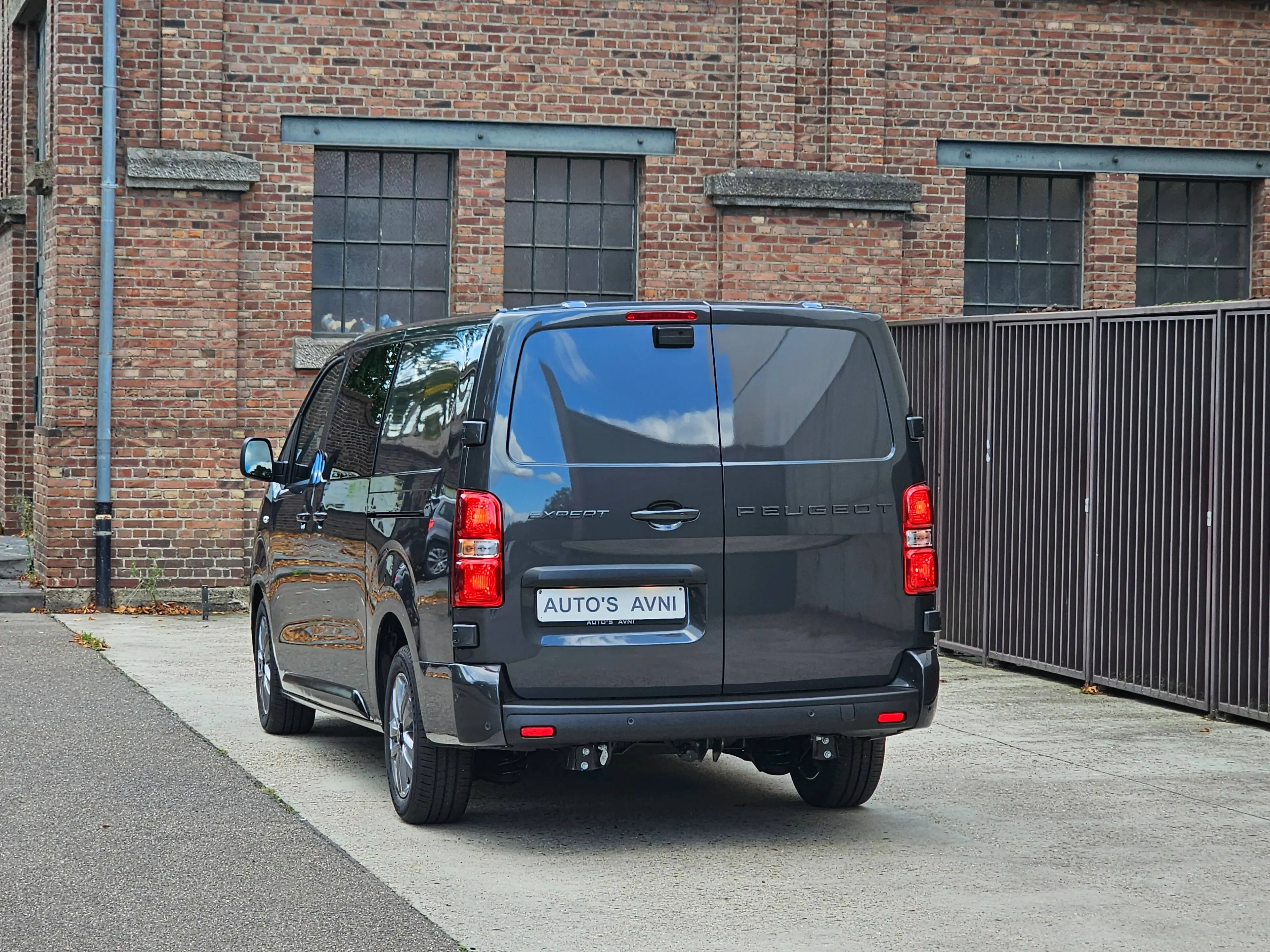 Peugeot Expert 2.2 HDI Automaat VIP 5-zitplaatsen lichte vracht full option nieuwe wagen — photo 3