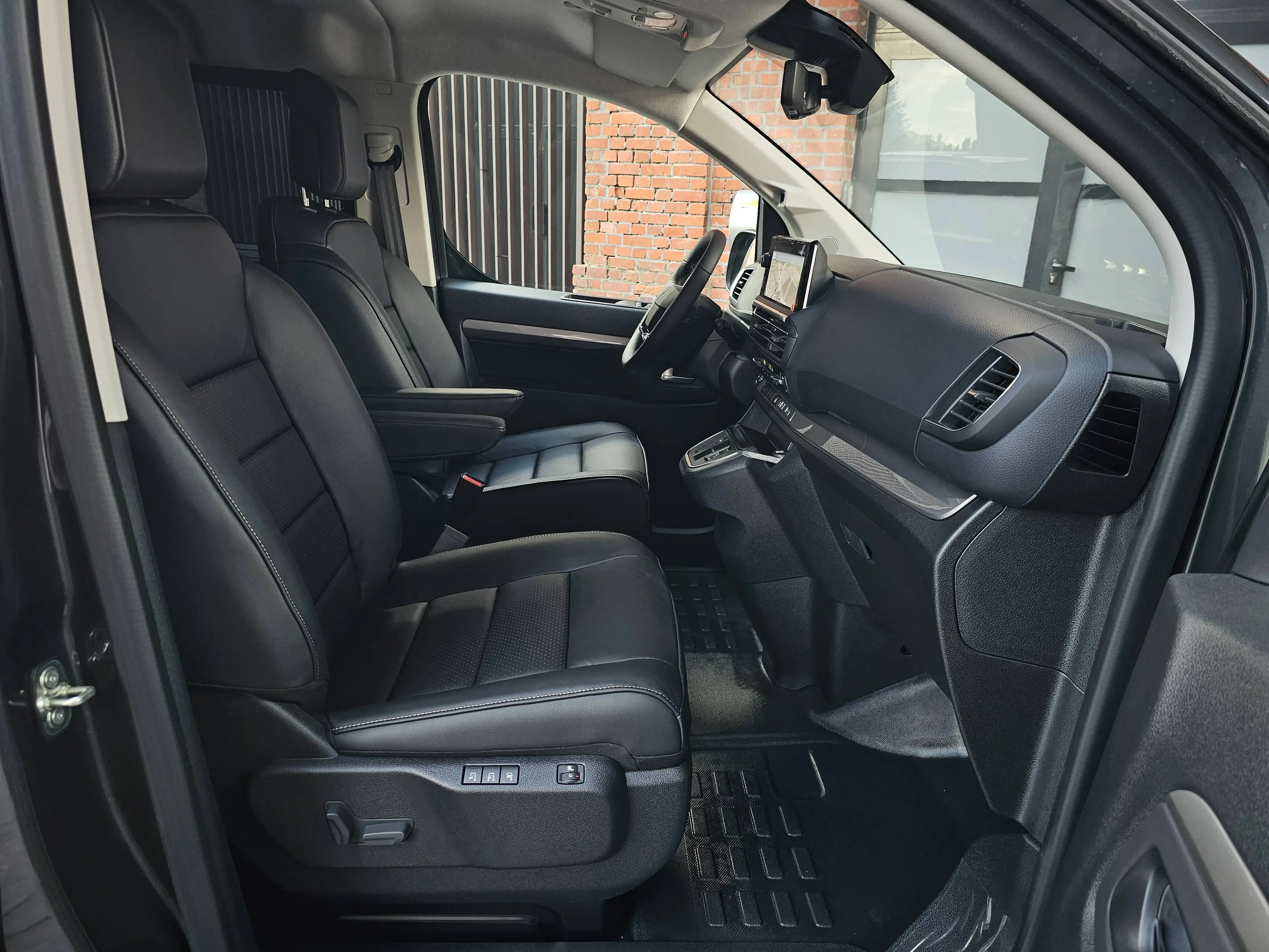 Peugeot Expert 2.2 HDI Automaat VIP 5-zitplaatsen lichte vracht full option nieuwe wagen — photo 9