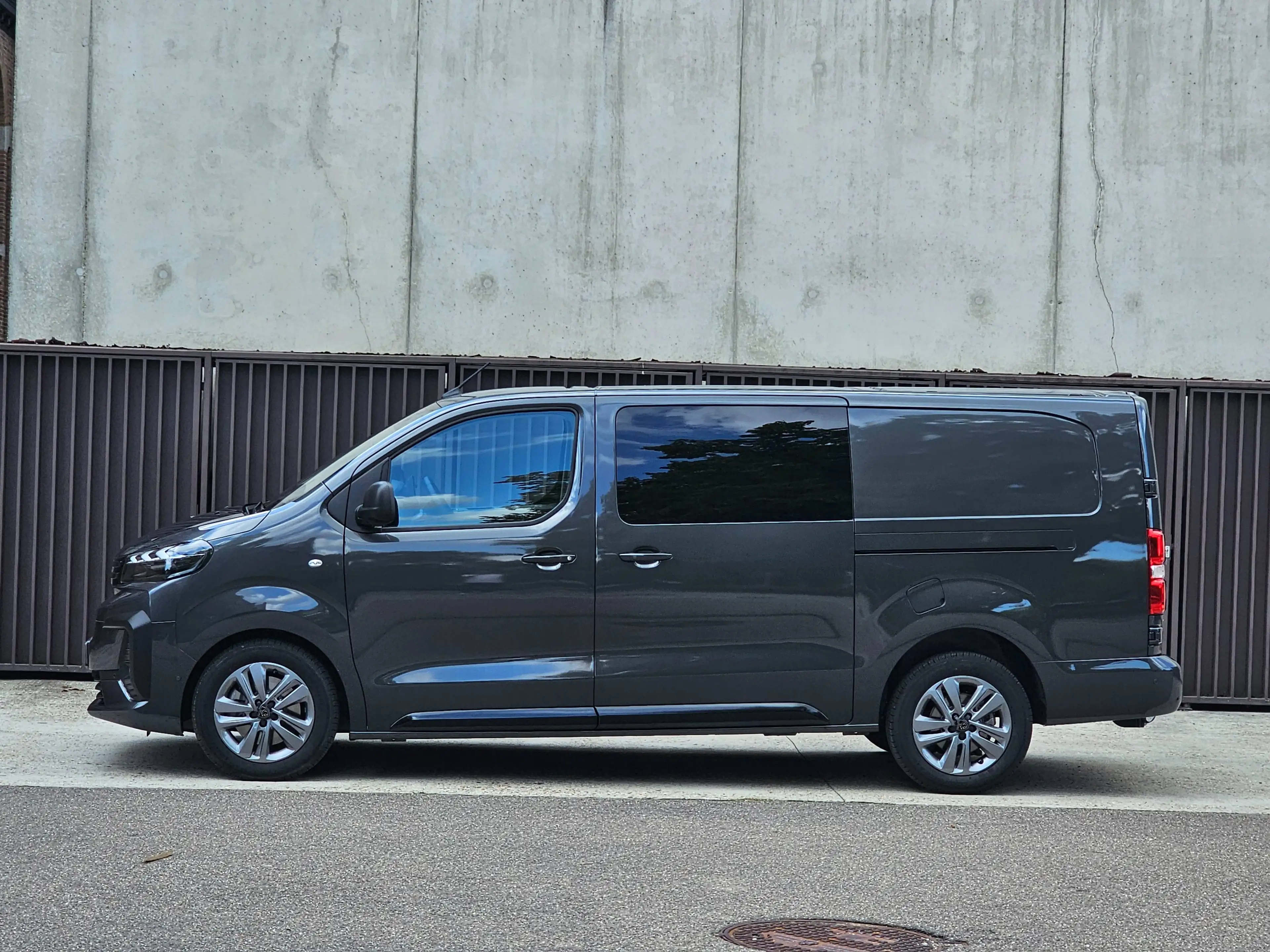 Peugeot Expert 2.2 HDI Automaat VIP 5-zitplaatsen lichte vracht full option nieuwe wagen — photo 2