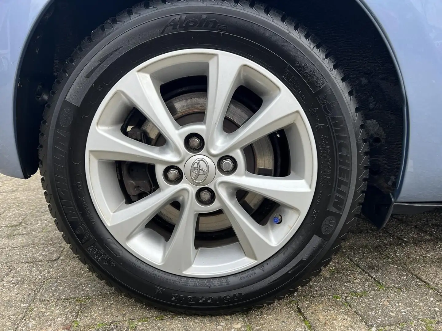 Toyota Yaris 1.3 16v Aspiration 3-drs A/T + 12 MND BOVAG Blauw - 2