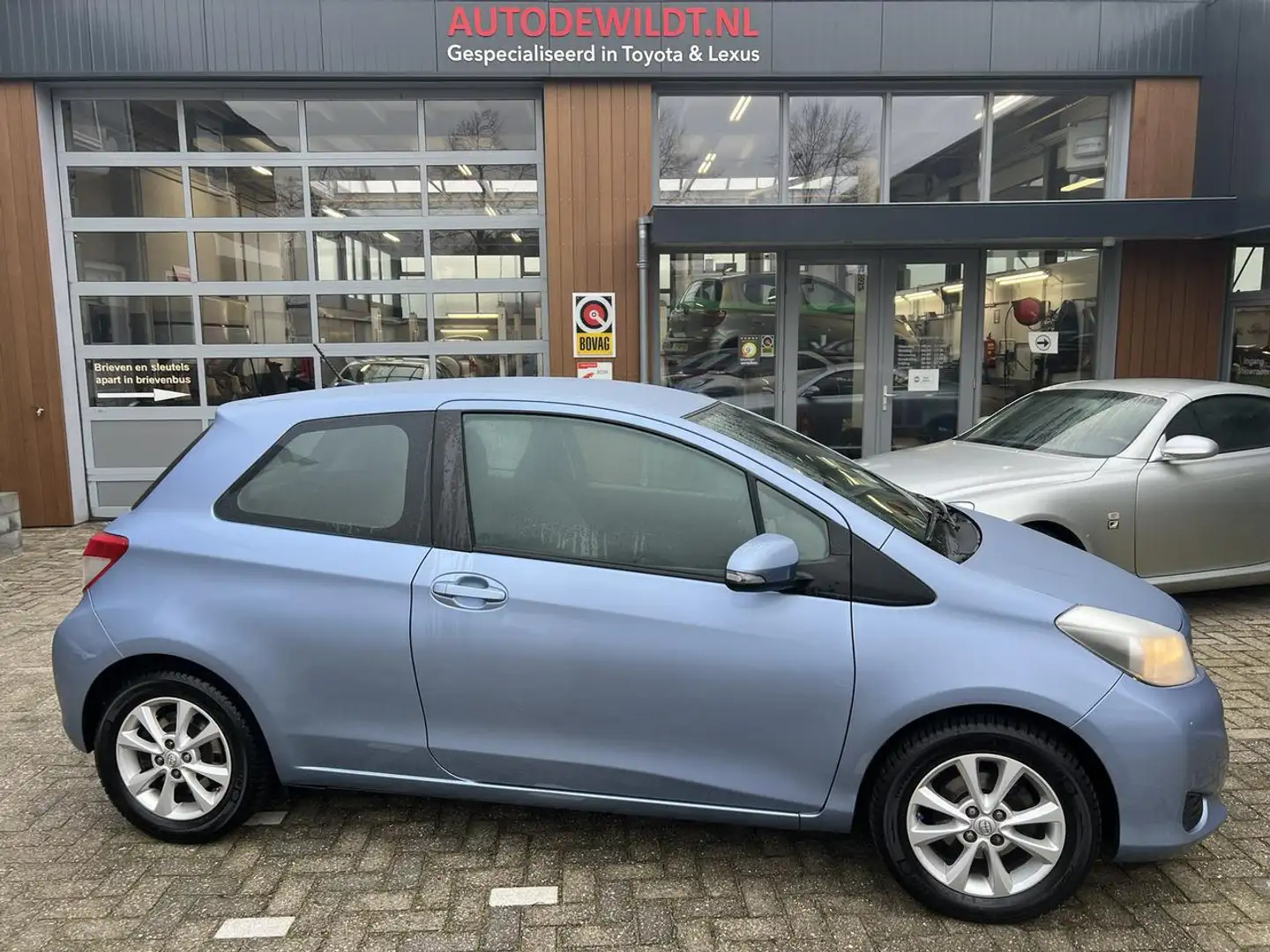 Toyota Yaris 1.3 16v Aspiration 3-drs A/T + 12 MND BOVAG Blauw - 1