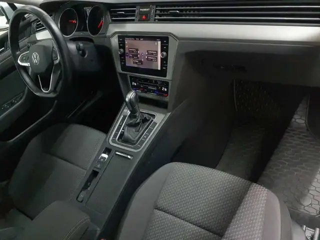 Volkswagen Passat view 9