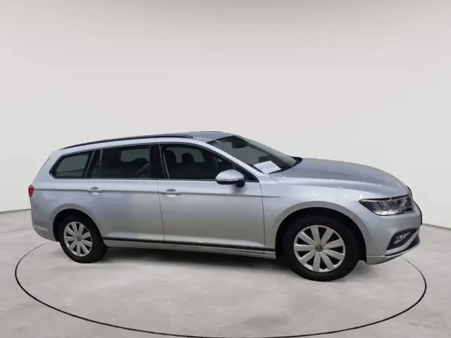 Volkswagen Passat view 3