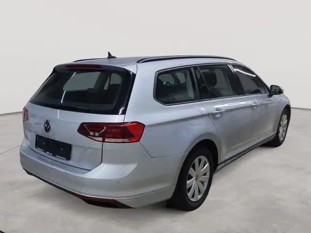 Volkswagen Passat view 4