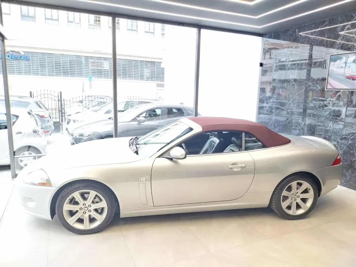 Jaguar XK 4.2 V8 Convertibile Argento - 2