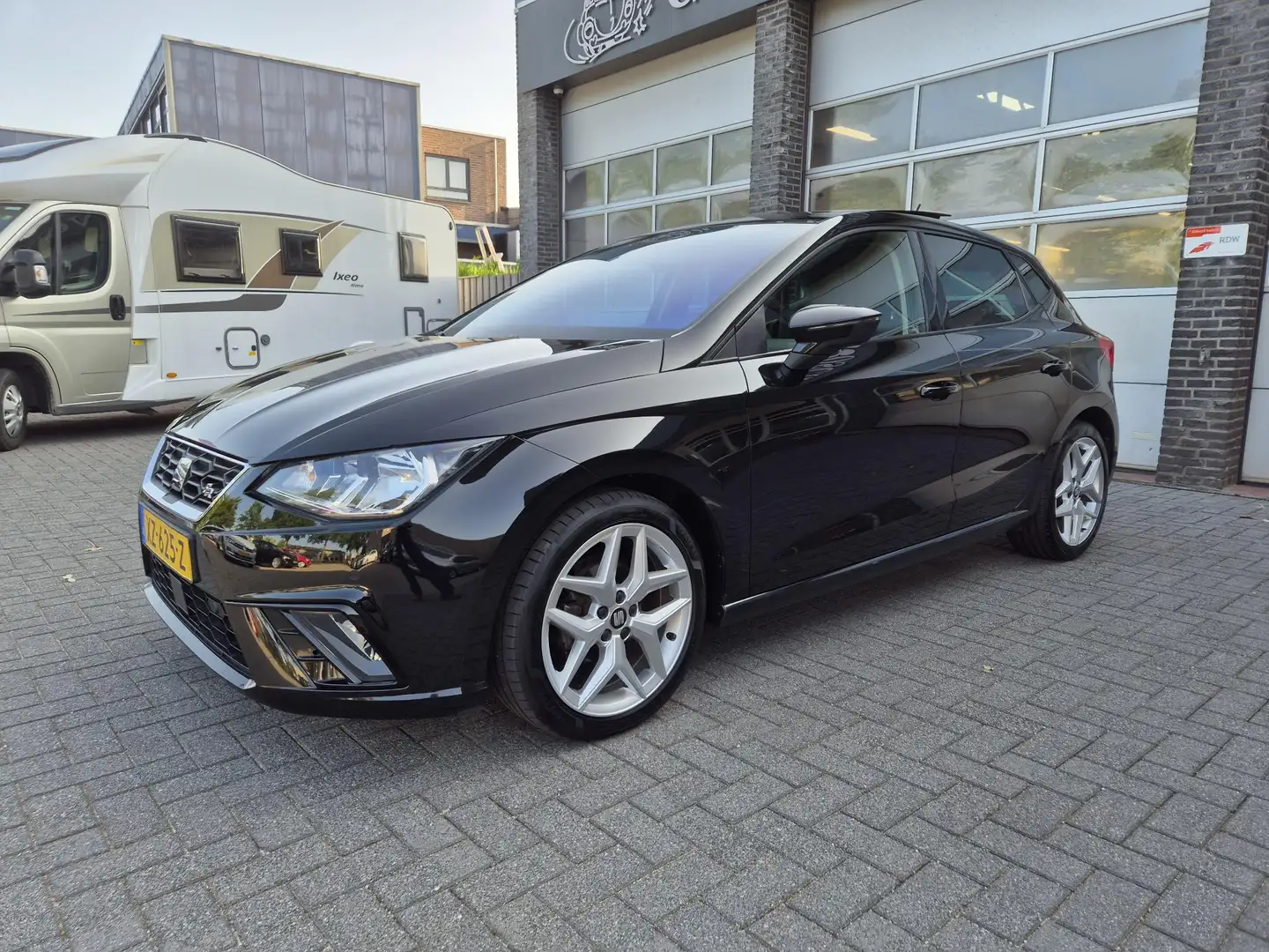 SEAT Ibiza 1.0 TSI FR Business Intense Zwart - 2