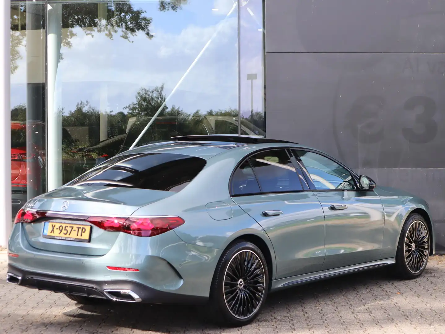 Mercedes-Benz E 300 e AMG Line Vert - 2