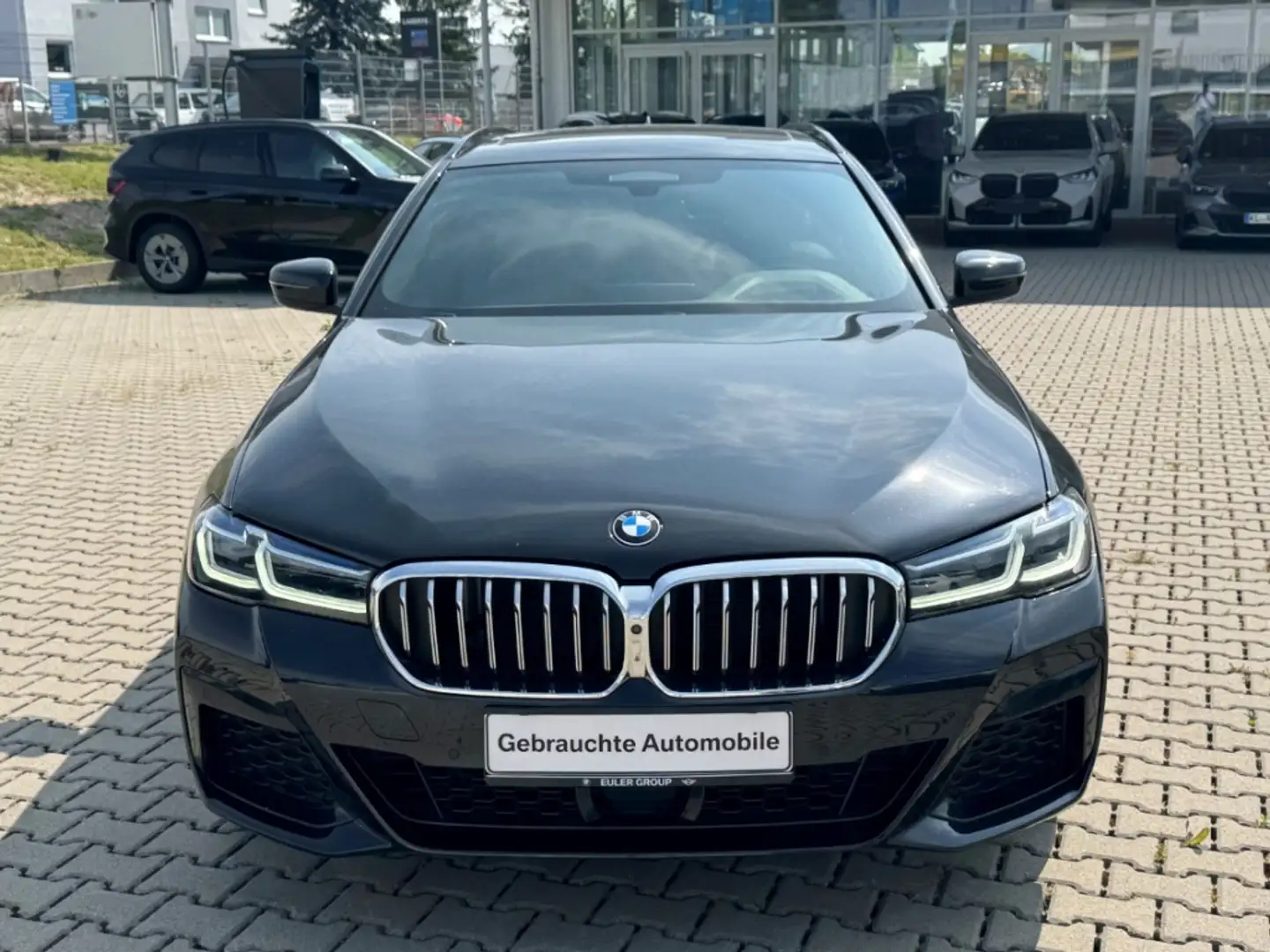 BMW 520 d Touring A M-Sport HUD AD Laser Pano Navi eSitze Noir - 2