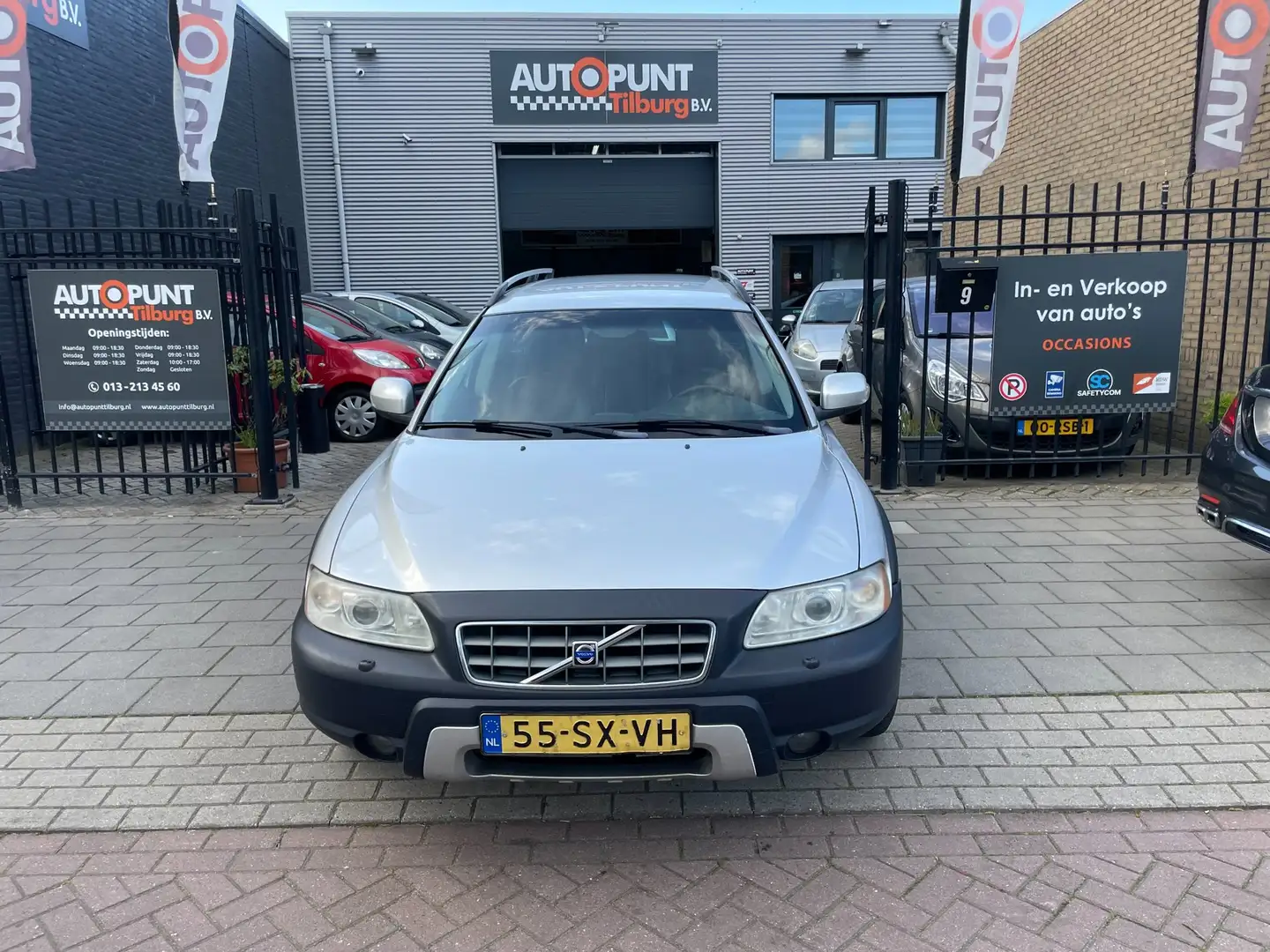Volvo XC70 2.4 D5 Momentum 3e Eigenaar! Airco Navi NAP APK Gris - 2