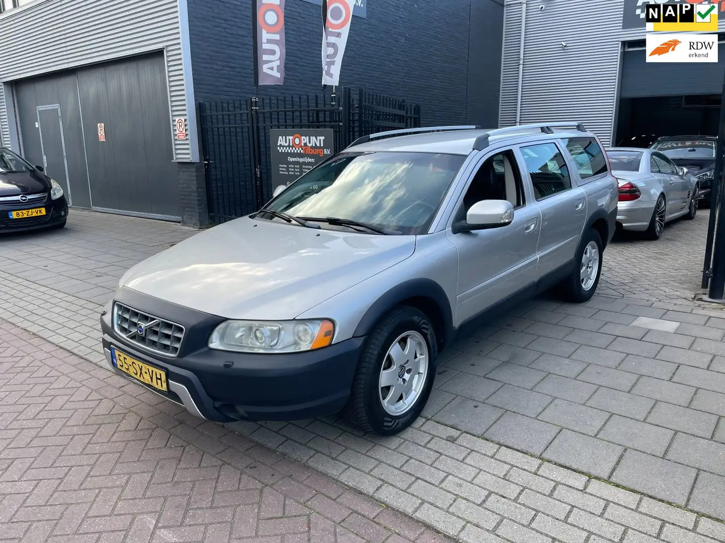 Volvo XC70 2.4 D5 Momentum 3e Eigenaar! Airco Navi NAP APK Gris - 1