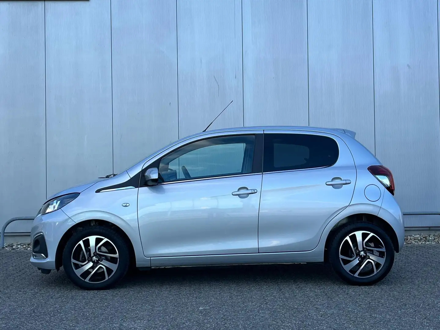 Peugeot 108 72pk 5 Drs Allure | Carplay/android auto | DAB | A Grijs - 2