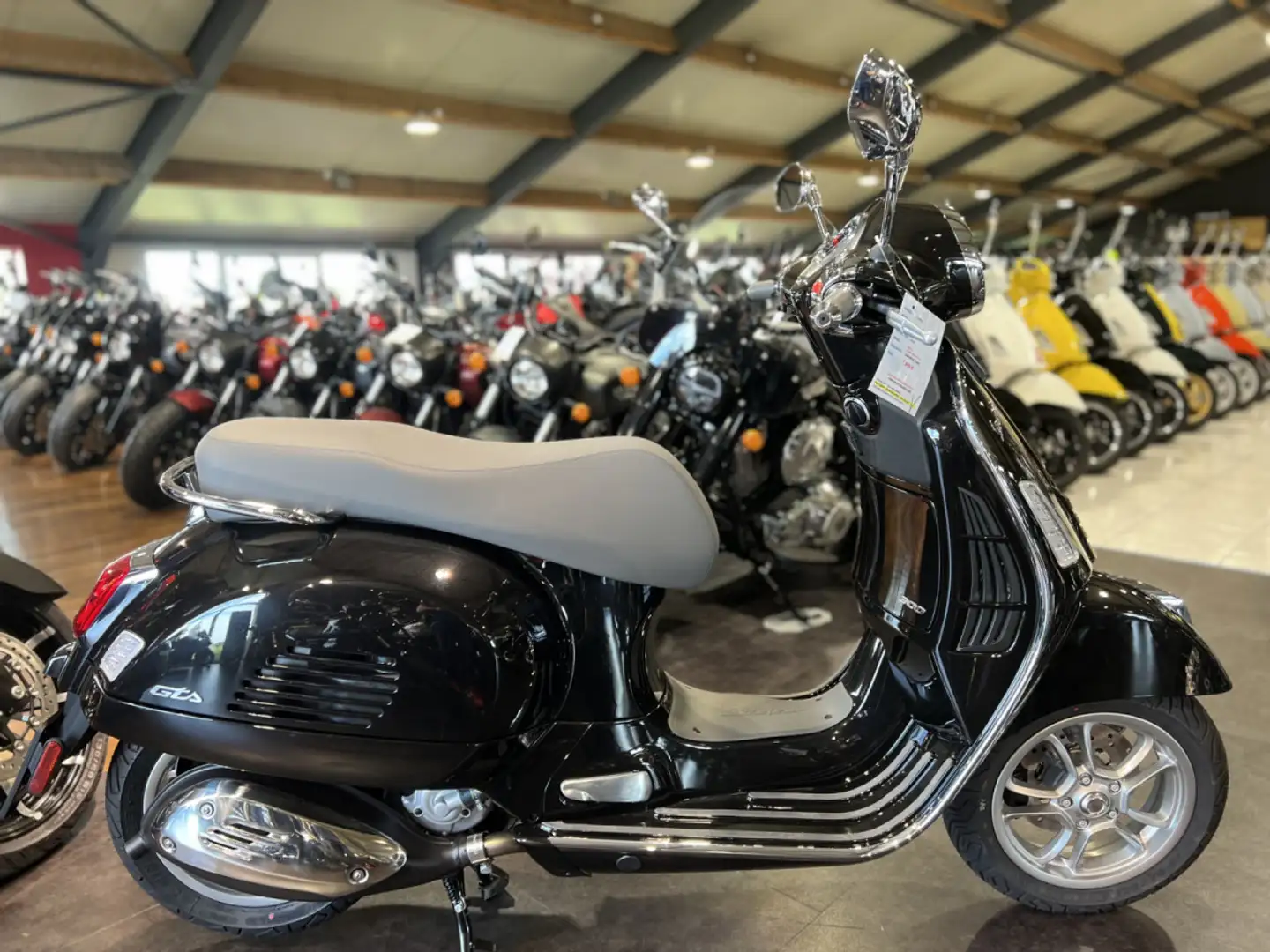 Vespa GTS 310 Classica Zwart - 1