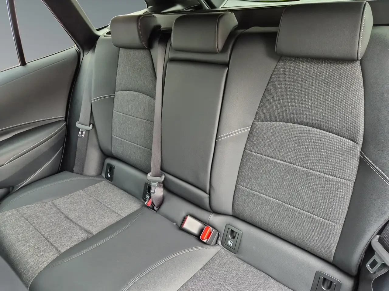 Toyota Corolla TS 2.0 Hybrid *CARPLAY*AA*NAVI*PDC*SHZ* 14