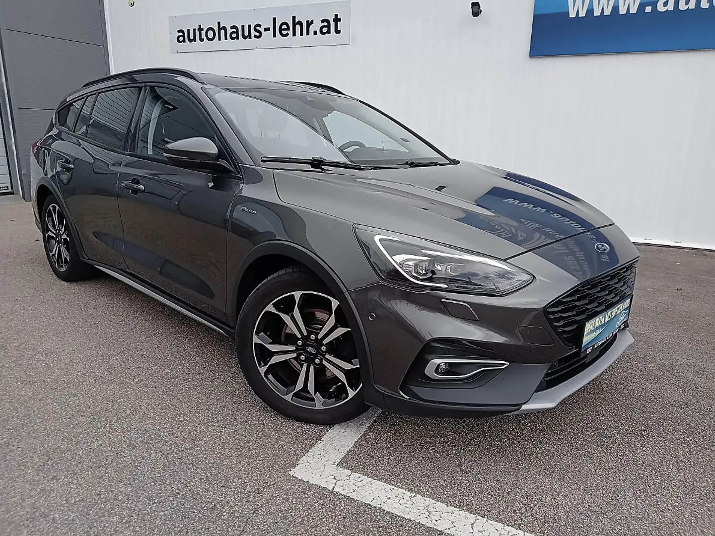 Ford Focus Traveller 1,0 EcoBoost Active Aut. Grau - 1
